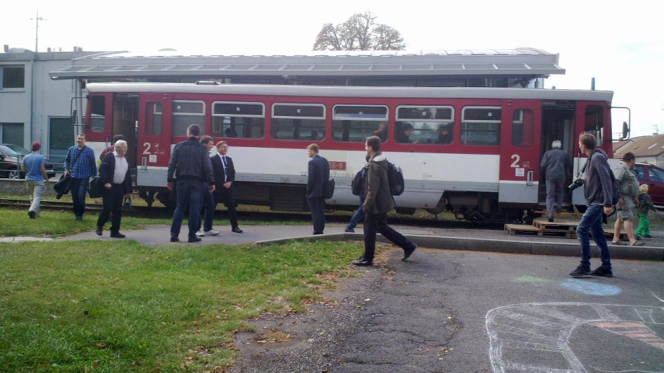 I kdyby se v roce 2019 podařilo novou zastávku zprovoznit, vlaky by se mohly jen prodlužovat. Víc jich totiž na Prahu jezdit nemůže, na koleje se nevejdou