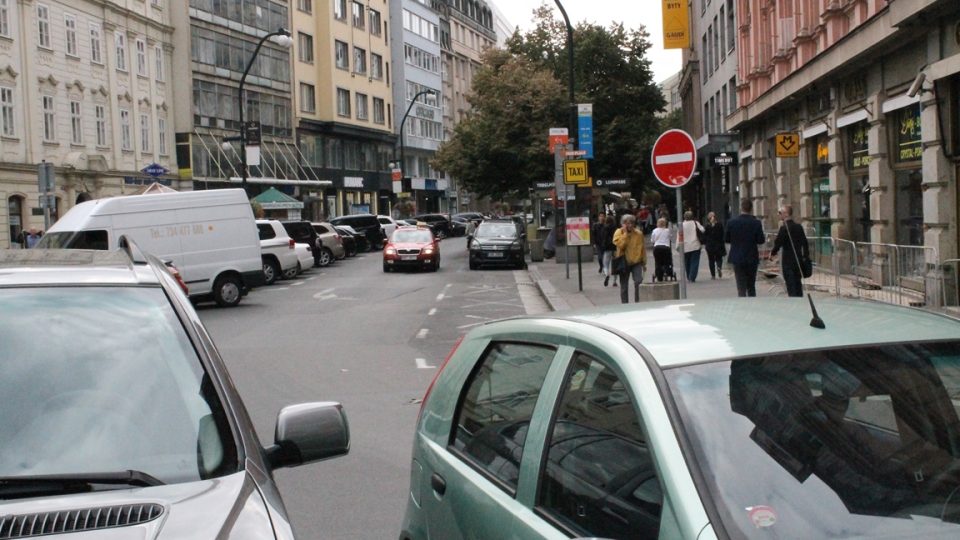 Zaparkovaná auta na Národní třídě, pohled od Jungmannovy ulice. Takhle to tu vypadalo den před akcí Den bez aut