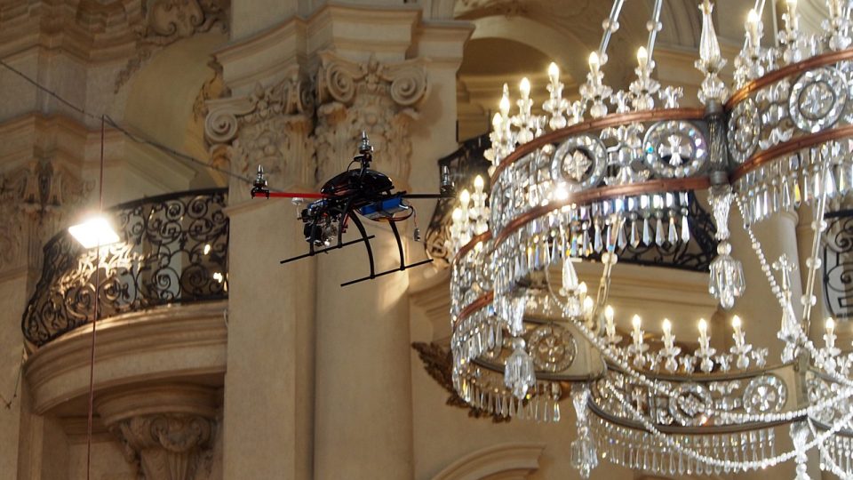 Drony natáčí v kostele sv. Mikuláše