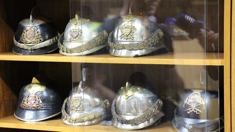 Starosta dobrovolných hasičů v Týně nad Vltavou sbírá historické přilby. Chce je i vystavit pro veřejnost