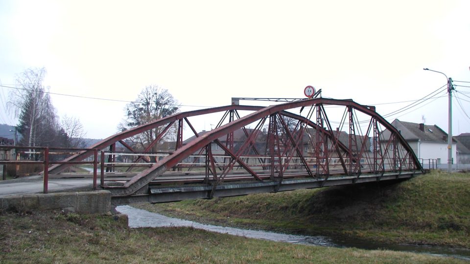 Moravsičanský most ještě na původním místě uprostřed vesnice