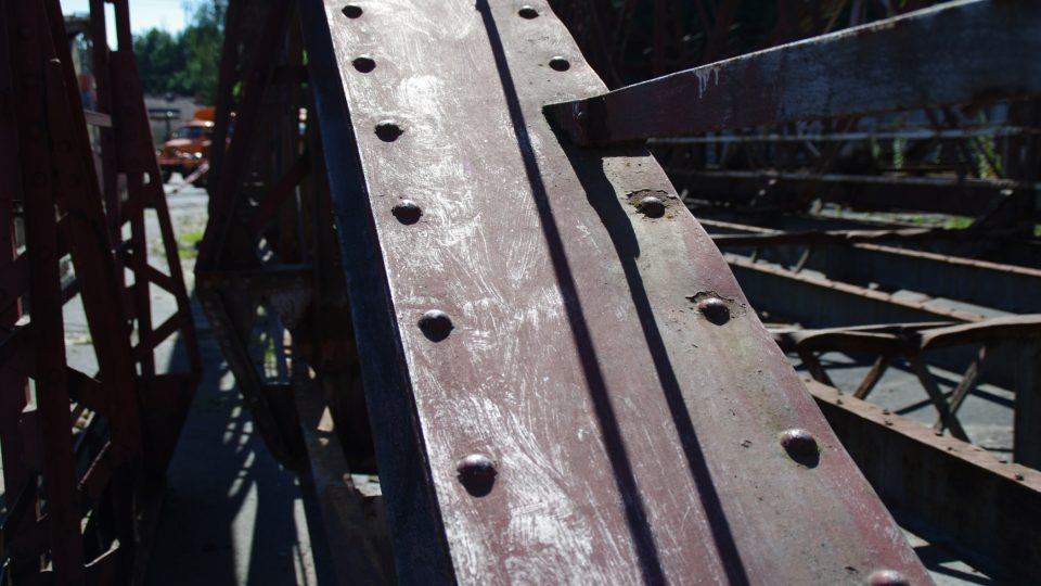 Typické pro mosty té doby bylo nýtování, které tvořilo velmi pevnou konstrukci