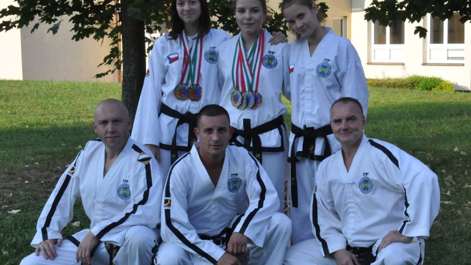 Taekwondisté na mistrovství světa v Itálii. Dole zleva: trenér Zdeněk Chaloupka, šéftrenér reprezentace Jan Mraček a šéftrenér třeboňského oddílu Zbyněk Mácha. Nahoře: Ema Betuštiaková, Anežka Čurdová a Andrea Máchová