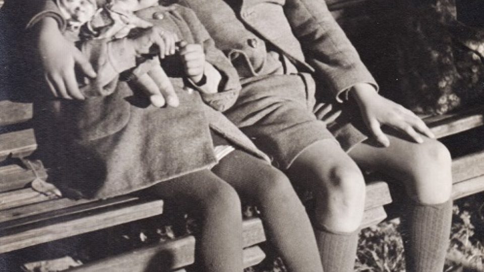 Růžena s bratrem Bedřichem v roce 1942