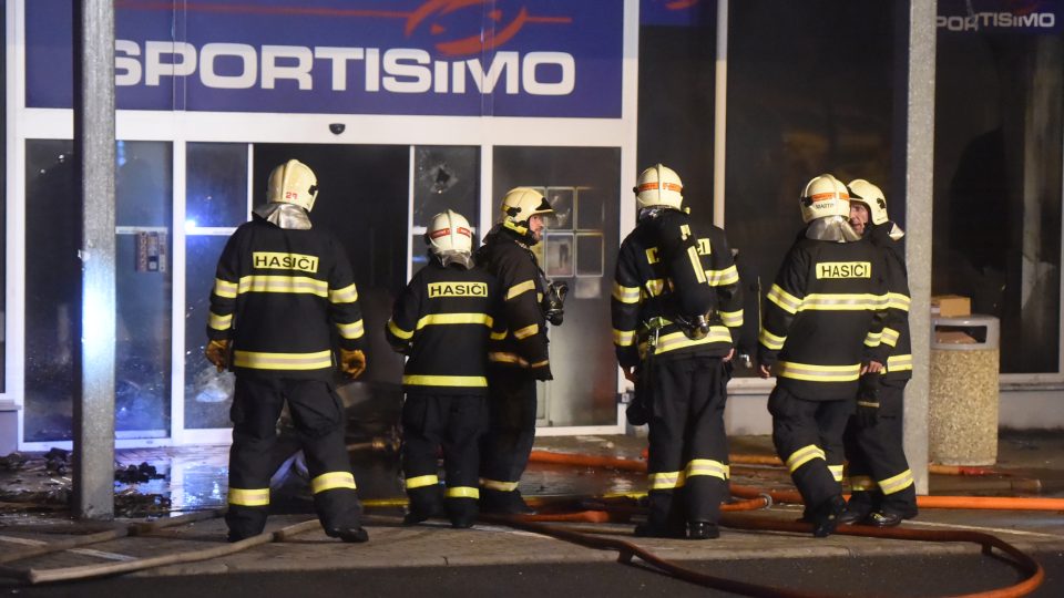 Hasiči zasahovali u rozsáhlého požáru v obchodním centru v Kopřivnici 