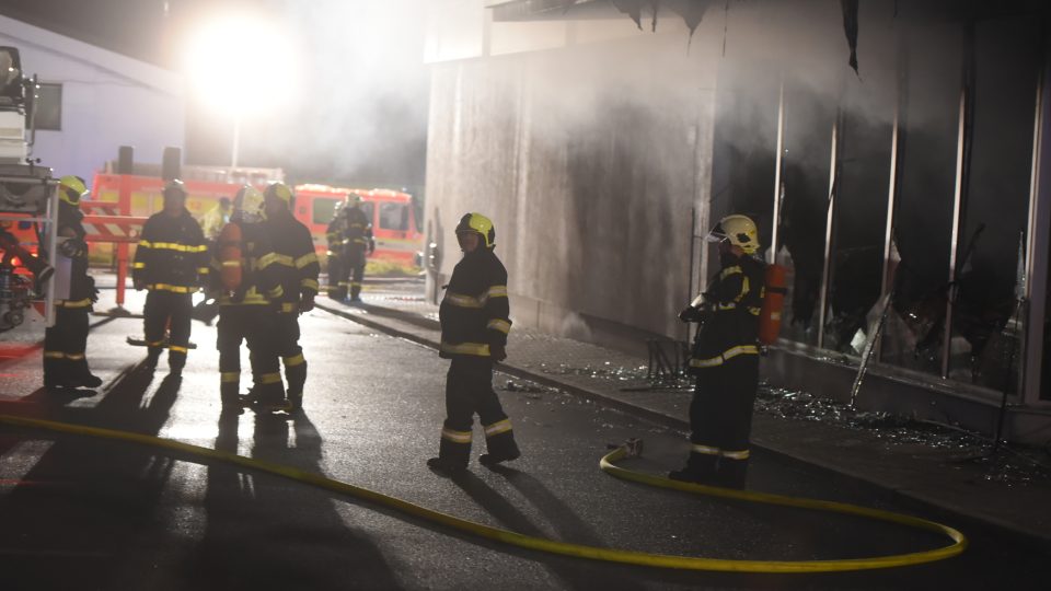 Hasiči zasahovali u rozsáhlého požáru v obchodním centru v Kopřivnici 