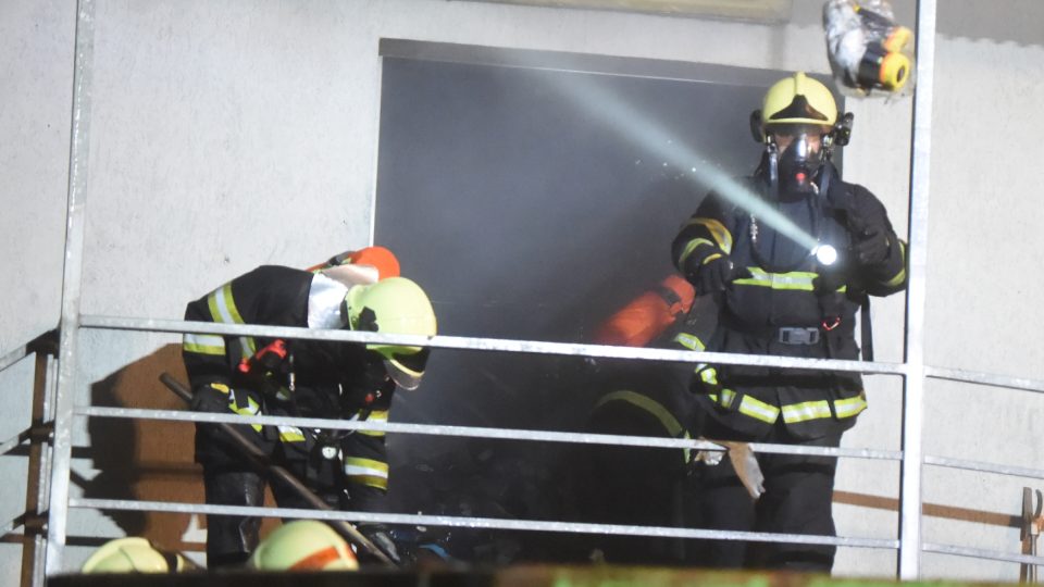 Hasiči zasahovali u rozsáhlého požáru v obchodním centru v Kopřivnici