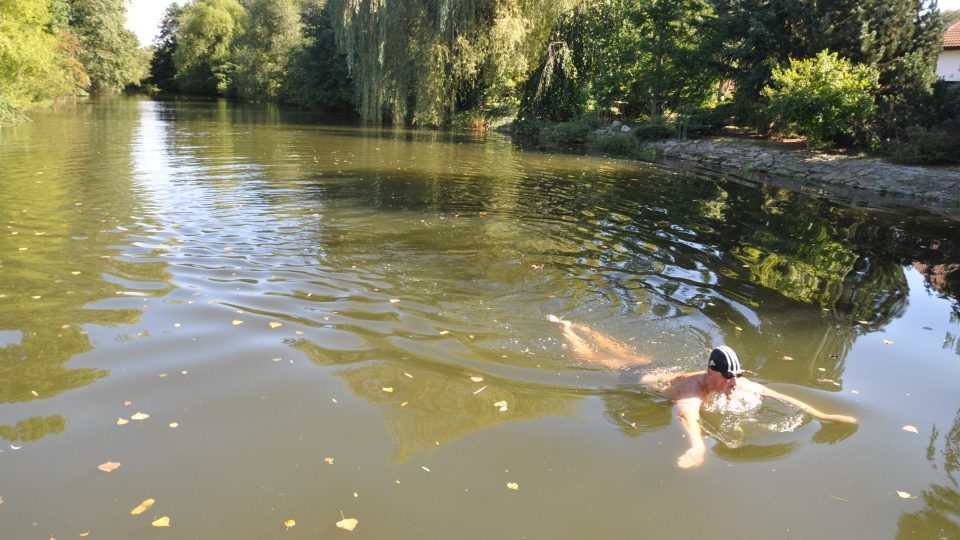 Nemošický jez je kouzelné místo pro plavce i neplavce