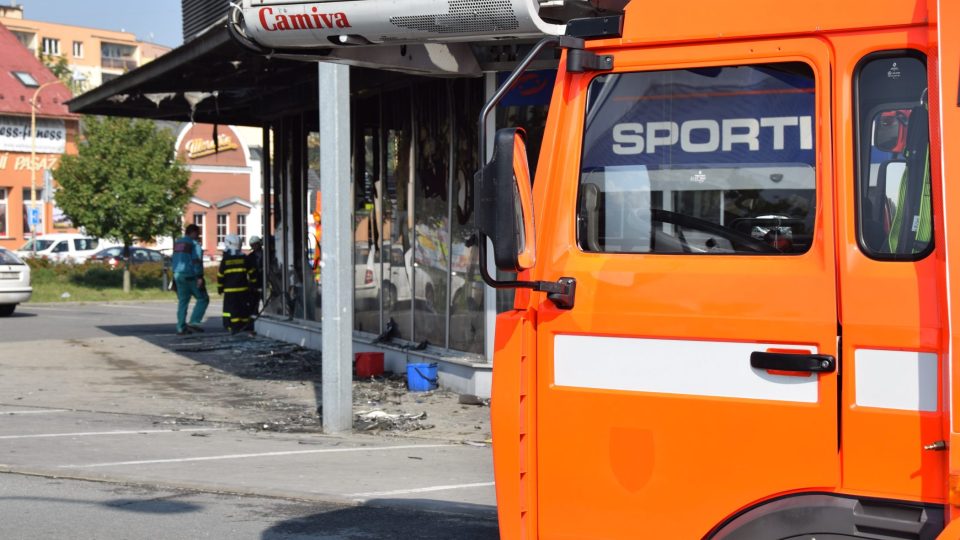 Hasiči u objektu obchodního centra