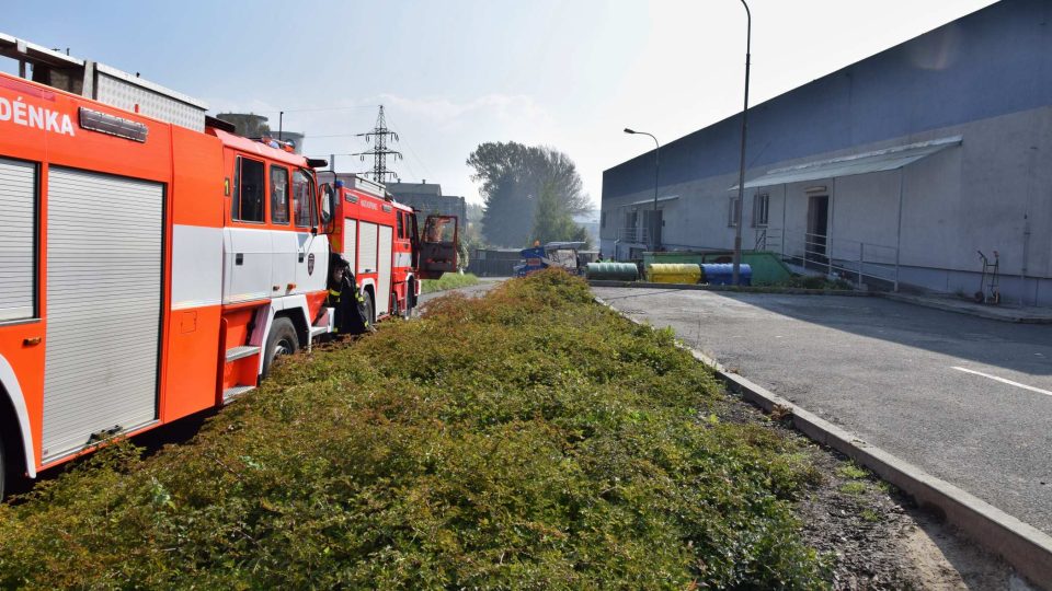 Hasiči u objektu obchodního centra