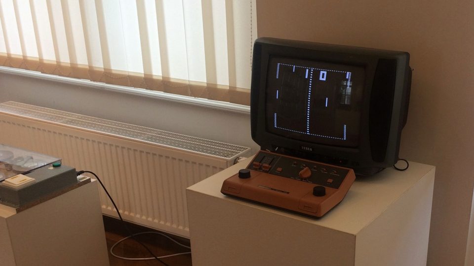 Na některých exponátech si návštěvníci můžou zahrát hry populární v osmdesátých letech