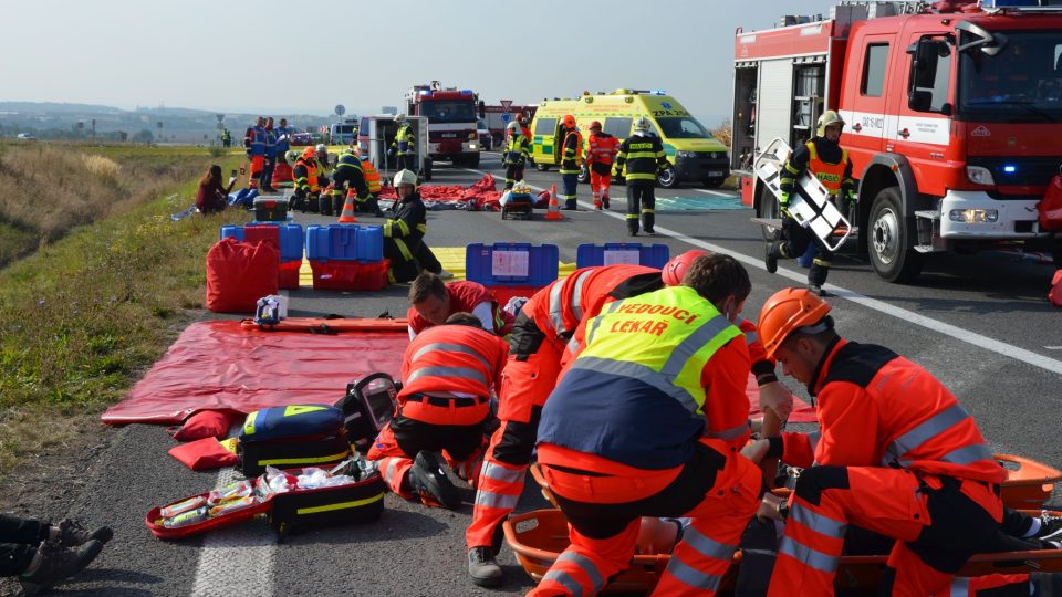 Nehoda autobusu a osobního auta - cvičení záchranářů Pardubického kraje