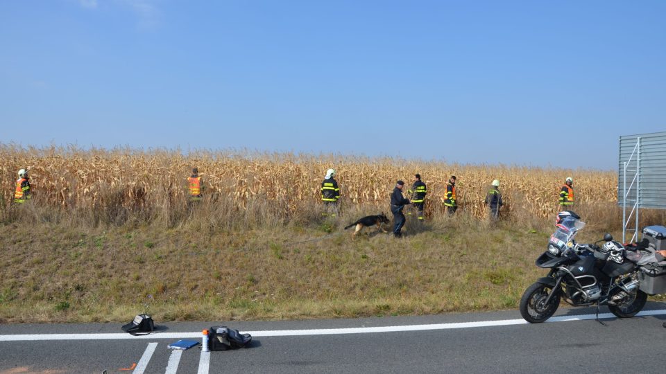 Po nehodě bylo potřeba prohledat i přilehlé pole