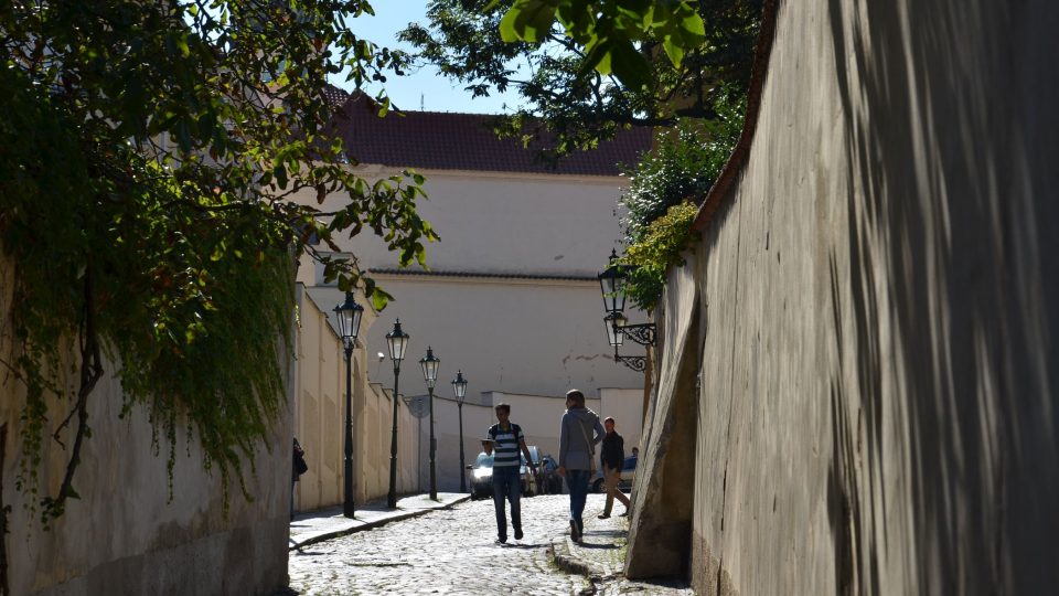 Kapucínská míří z Nového Světa ke klášteru, Černínskému paláci a zahradě či k Loretě