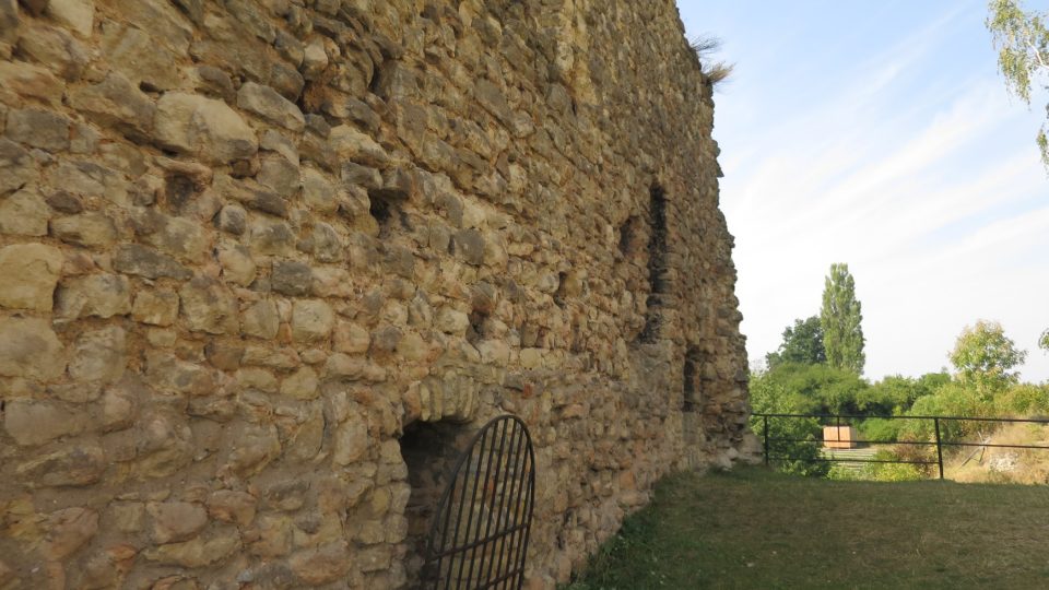 Zříceniny zdi hradního paláce