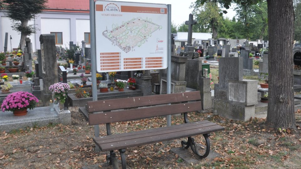 Podle mapek na informačních tabulích Starého i Nového hřbitova lze najít hroby slavných osob i čestných občanů města