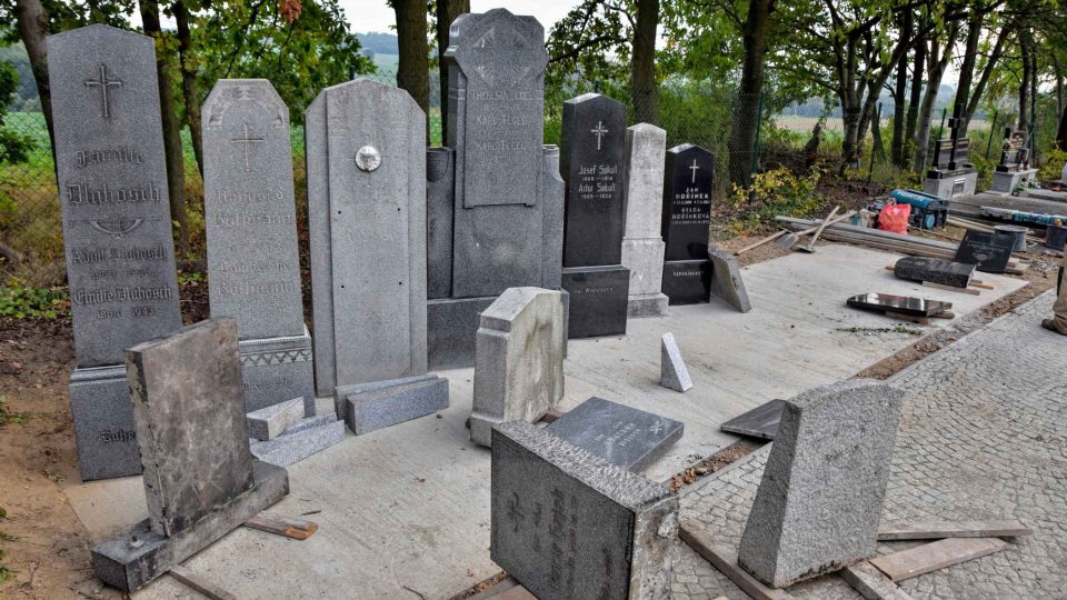 Vznikající lapidárium na bíloveckém hřbitově