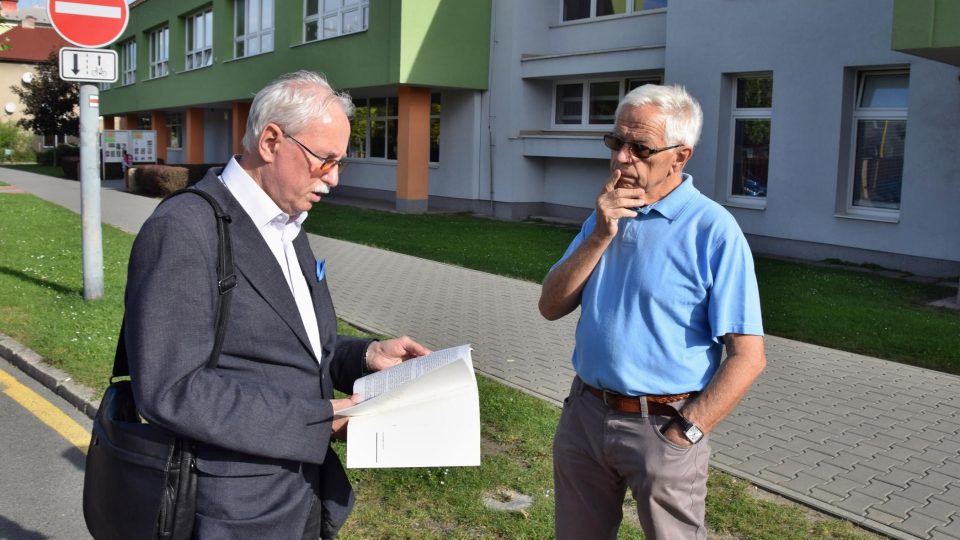 Archivář Karel Chobot (vlevo) a předseda Klubu rodáků a přátel Nového Jičína Pavel Wessely