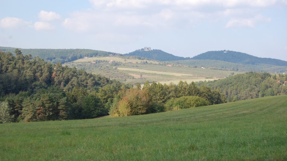 Od sochy svatého Jana Nepomuckého je krásně vidět na hrad Buchlov