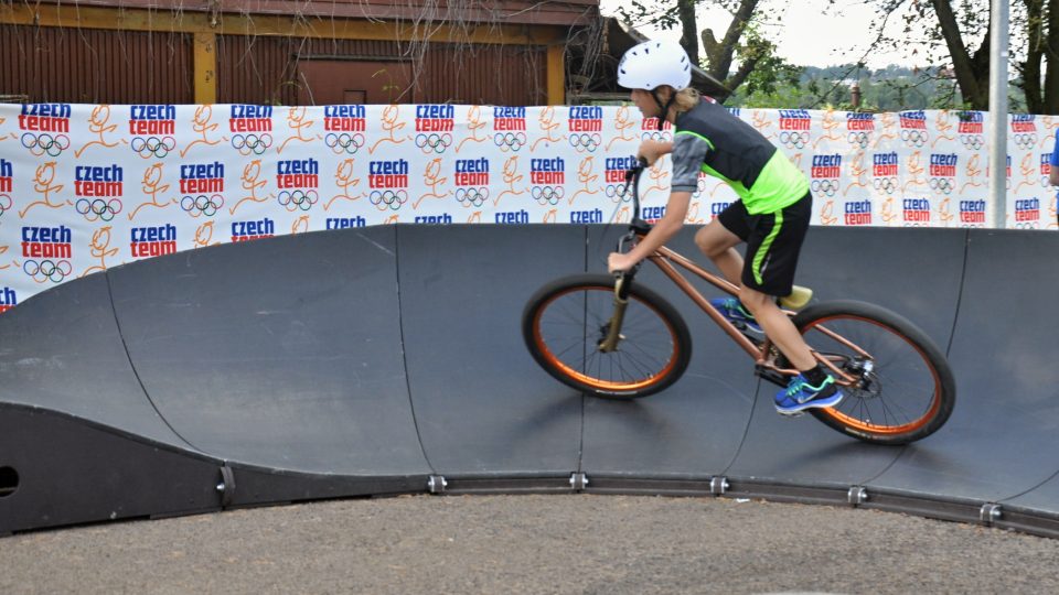 Pumptrack lze také postavit z přenosných dílů jako tento v plzeňském olympijském parku. Klopení zatáček vyžaduje odvahu