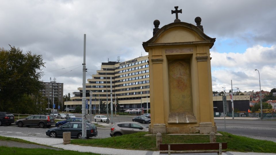 První kaple poutní cesty z Lorety do Hájku, v pozadí hotel Pyramida