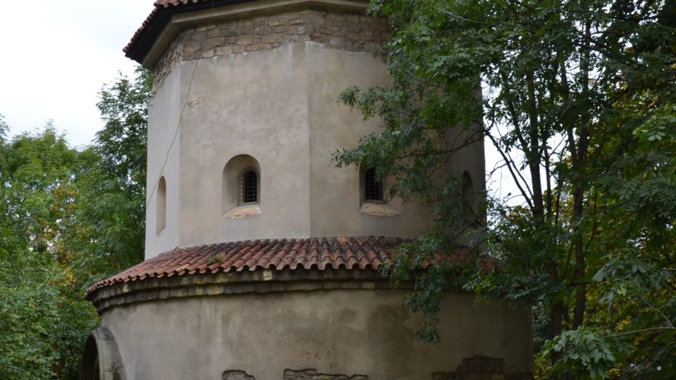 Věž jako pozůstatek kaple ze 17. století nedaleko Kajetánky a Petynky
