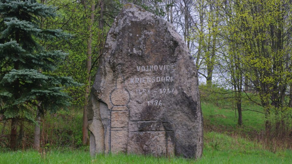 Obrovský balvan je dnes jedinou památkou na někdejší obec