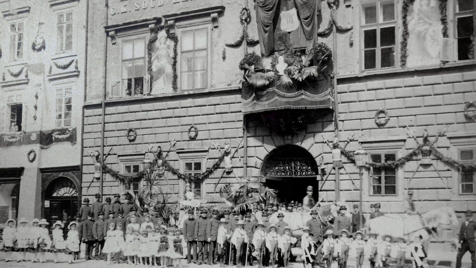 Slavnostní výzdoba radnice při poslední větší návštěvě císaře Františka Josefa I. v Plzni v srpnu 1885. K výzdobě byly použity mj. také části zbroje z městské zbrojnice. Kromě dekorativní funkce byly také připomínkou slvné minulosti města