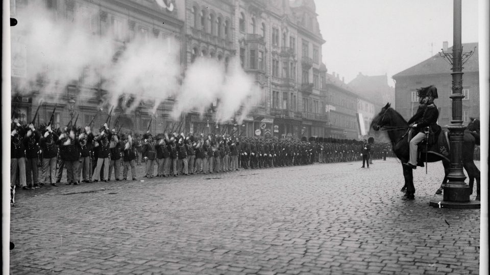 U příležitosti 65. výročí nastoupení Františka Josefa I. na trůn odhalili plzeňští ostrostřelci na Obcizně pomník věnovaný tomuto císaři. Na snímku je přehlídka delegací ostrostřeleckých jednot, jejíž součástí byla i slavnostní salva na náměstí