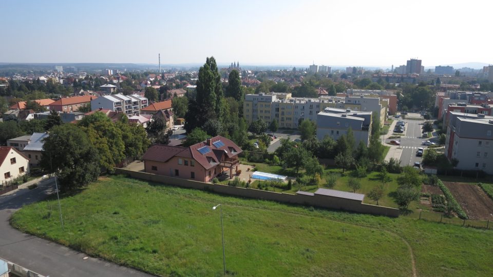 Pohled z nižší vyhlídkové plošiny, která je přibližně v jedné třetině tubusu