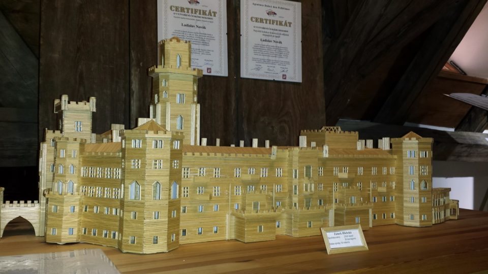 Model zámku Hluboká z dvou a půl tisíce špejlí
