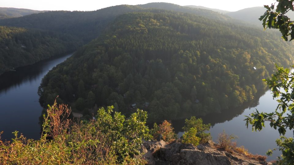 Ze Smetanovy vyhlídky je pohled na slavný meandr řeky Vltava z pravé strany