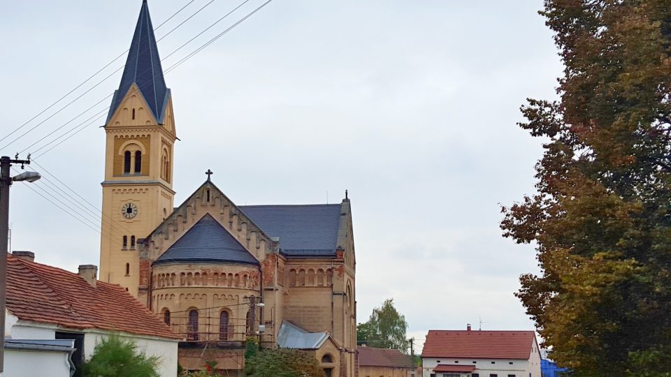 Monumentální kostel v Úhercích u Plzně 