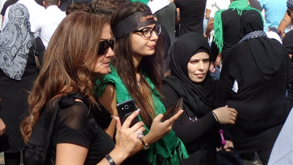 Libanonské šíitky nosí šátky často jen při náboženských rituálech, ale když je při nich horko, tak je horko