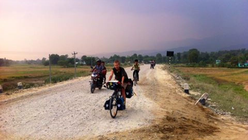 Nepálskými nížinami se cestuje nejčastěji na kolech