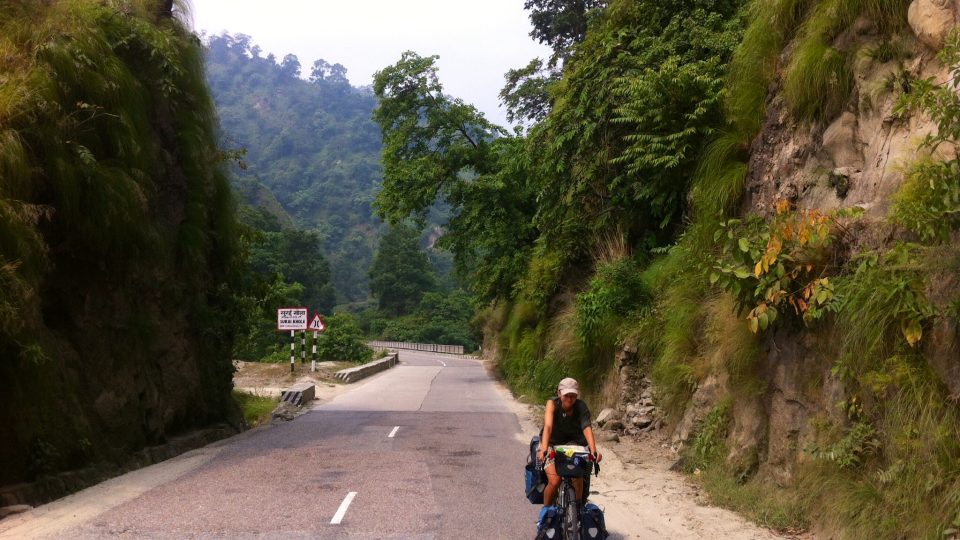 Nepálskými nížinami se cestuje nejčastěji na kolech