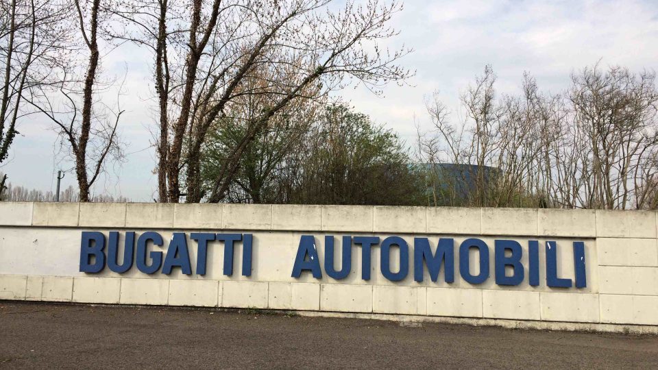 Před 20 lety tu v dávno zapomenuté továrně Ital Romano Artioli vzkřísil slavnou automobilku Bugatti