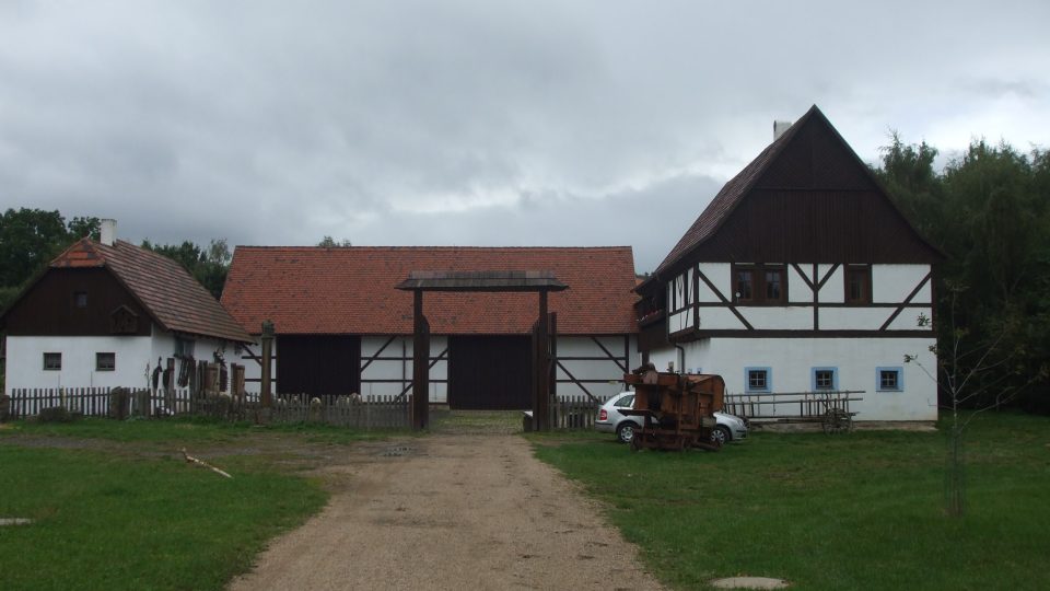 Doslova za humny chomutovského panelákového sídliště si můžete užít poklid venkova před sto a více lety