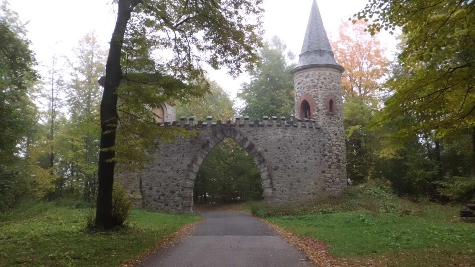 V blízkosti severočeského zámku Sychrova stojí Arturův hrad, který je považován za pomyslnou bránu do krajiny