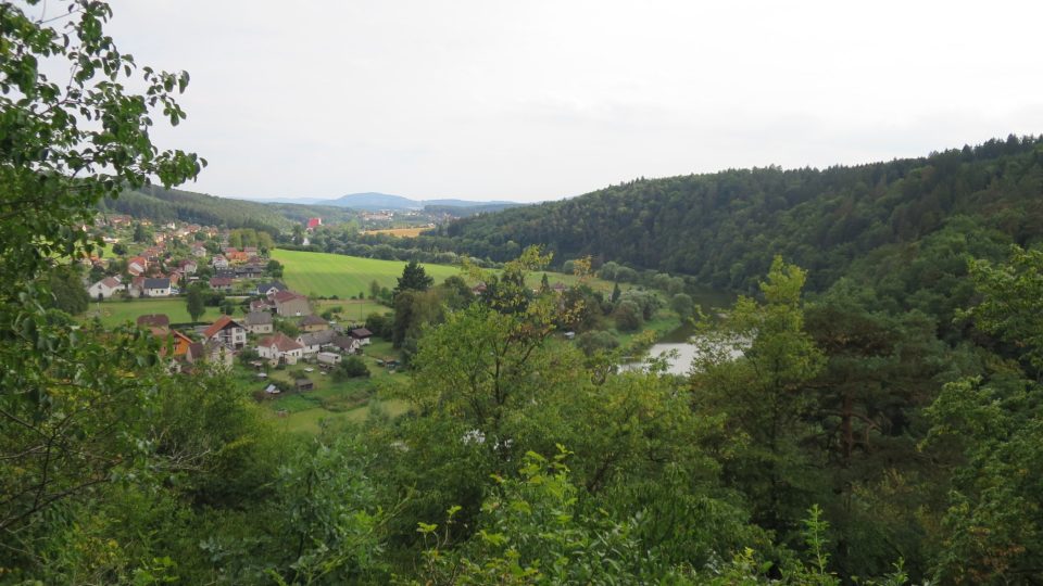 Výhled na řeku Sázavu, obci Zbořený Kostelec a v dáli Týnec nad Sázavou.