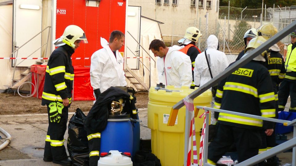 Cvičení zásahu proti vysoce nakažlivé nemoci ve věznici ve Stráži pod Ralskem