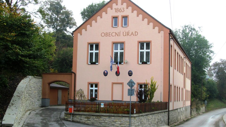Obecní úřad v Karli byl před odsunem Sutetských Němců školou, která ani nestačila náporu dětí