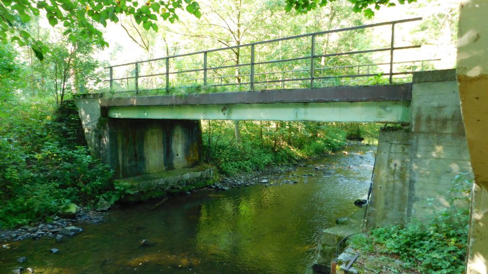 Most u Hoštejna, kde Jaroslav a Bronislav Knápkovi ukrývali tajné zprávy pro agenta CIC Václava Vokáče