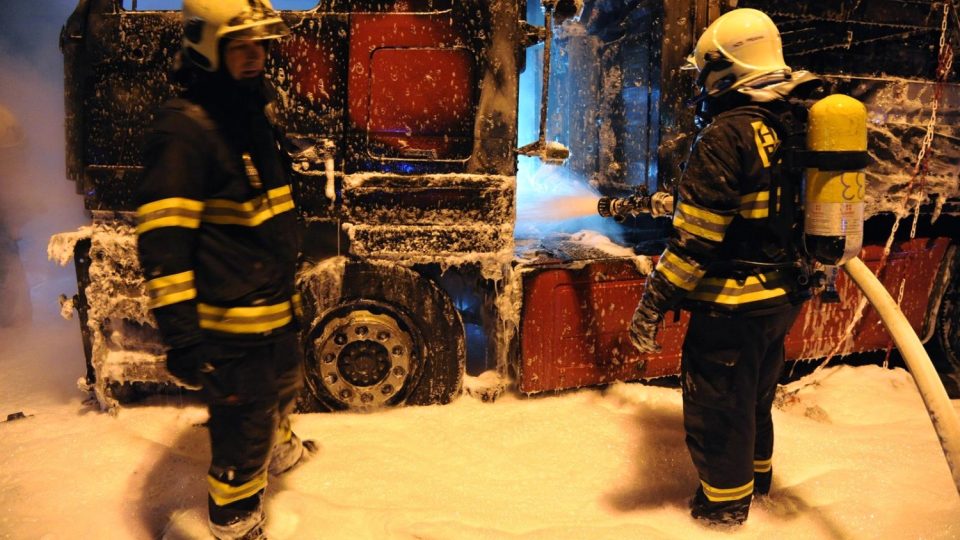 Požár kamionu v Lochkovském tunelu