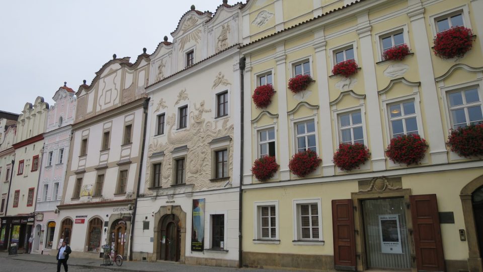 Dům U Jonáše najdete na východní straně Pernštýnského náměstí v Pardubicích