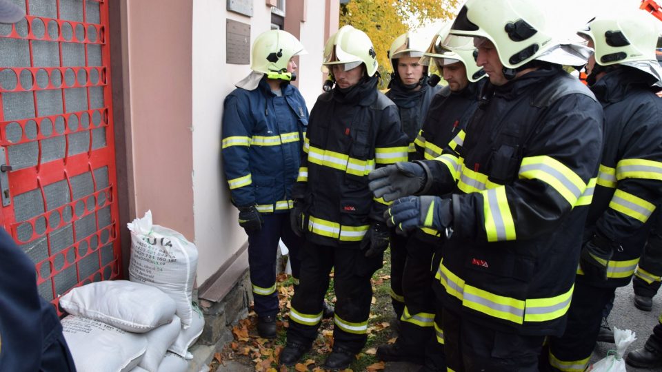 Ukázka utěsnění dveří do budovy pomocí pytlů s pískem