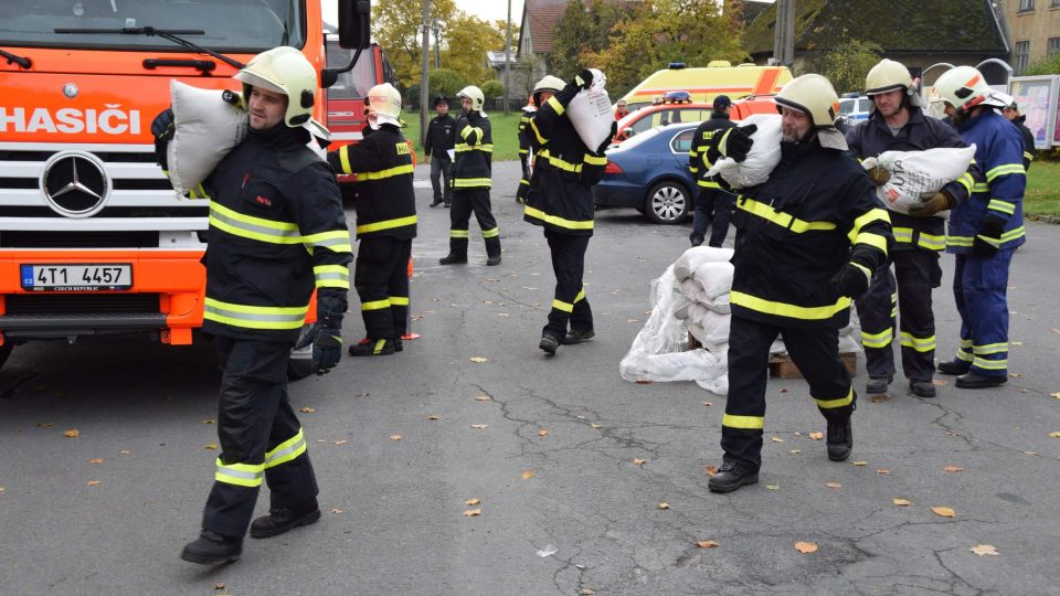 Druhá část cvičení se týkala stavby protipovodňových hrází