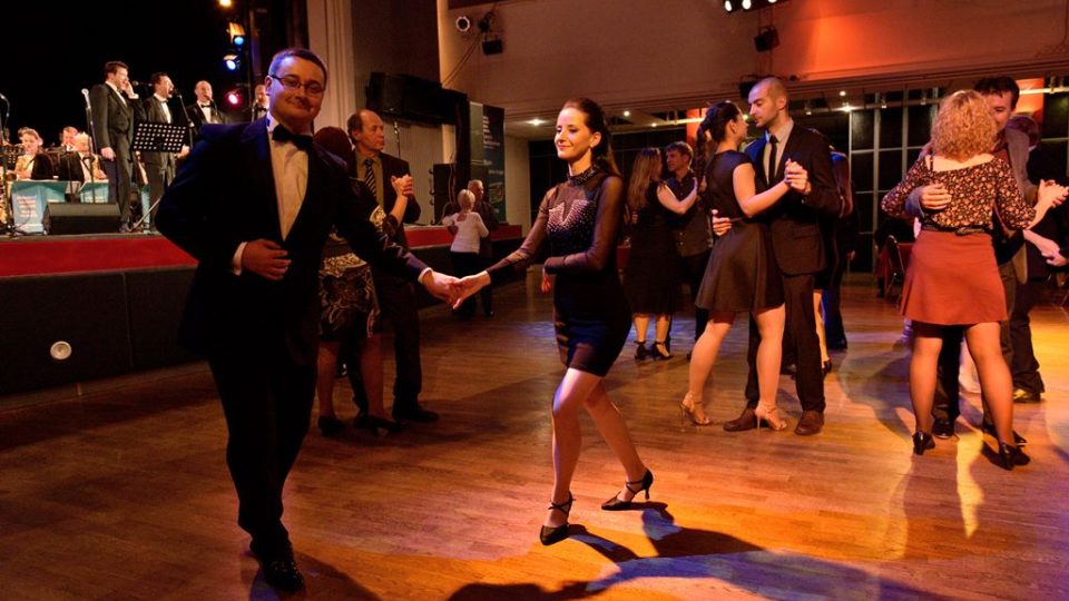 Rozhlasová tančírna v DK Metropol v Českých Budějovicích se ve středu 27. října 2016 nesla v rytmu swingu. Vystoupili The Swings a Rozhlasový swingový orchestr