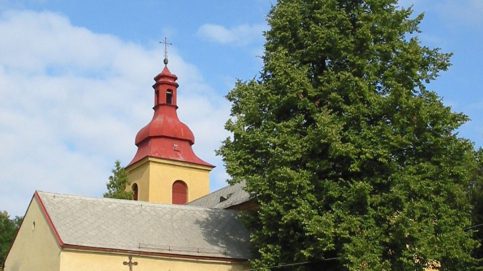 Kostel svatého Bartoloměje je jednou z dominant obce Karle