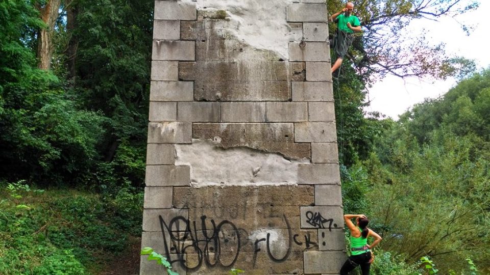 Pilíř bývalého vojenského železničního mostu v Pardubicích je oblíbené místo skalních lezců